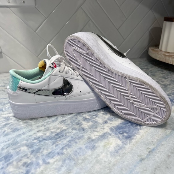 Nike Blaze Low Platform Sneaker white silver and mint 7.5 - Picture 5 of 5